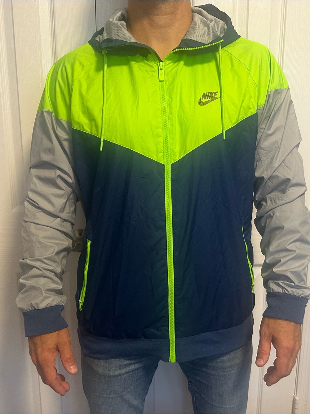 Like New Nike Men’s Windbreaker Jacket - Windrunner Track Jacket - size large